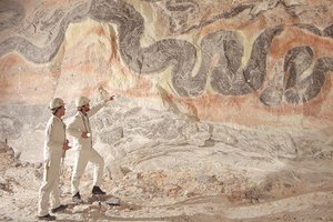 Die Schichten mit kalihaltigen Mineralien in einem K+S-Bergwerk unter Tage werden von Geologen begutachtet. (Foto: K+S)