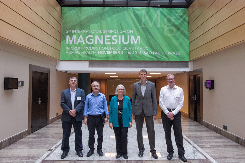 The organising team of the 2014 Magnesium Symposium:  Luís Prochnow, Ismail Cakmak, Andrea Rosanoff, Klaus Dittert, Andreas Gransee (f.l.t.r.). (Photo: IAPN)