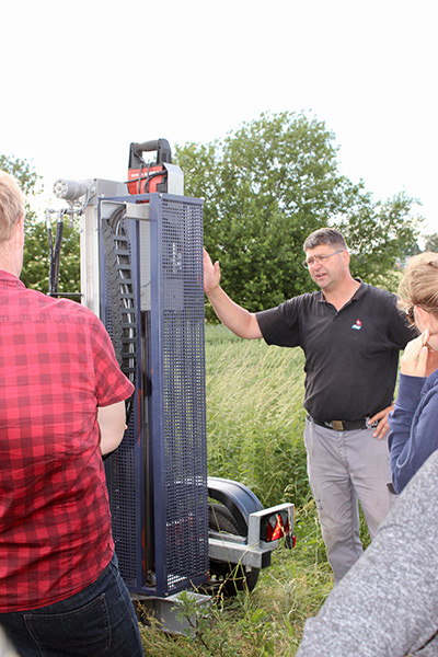 Soil sampling with a hydraulically operated trailer (Photo: Tränkner)