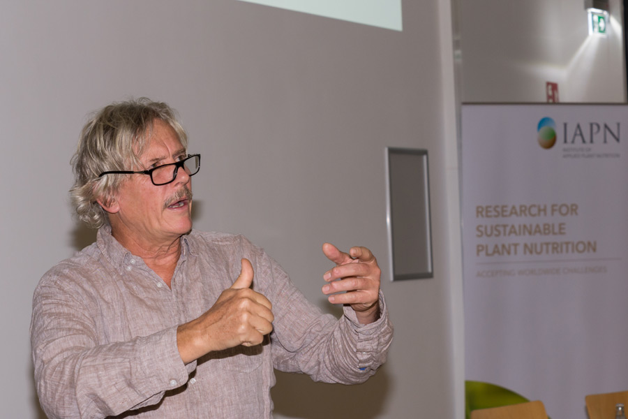 Zoom Dr. Joachim Milz talked about alternatives in oil palm production. (Photo: IAPN)