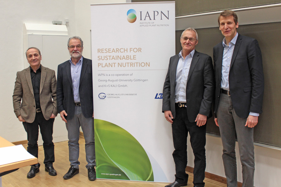 Im Dialog (v.l.n.r.): Prof. Dr. Ismail Cakmak, Dr. Hans-Joachim Braun, Dr. Wolfgang H. Pfeiffer und Prof. Dr. Klaus Dittert. (Foto: IAPN)