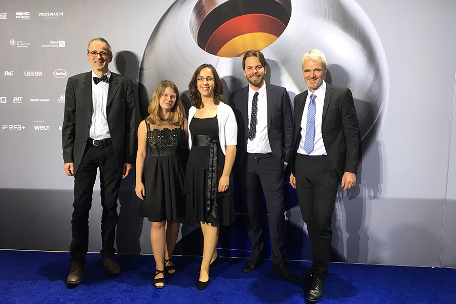 Deutscher Nachhaltigkeitspreis 2019: Annika Lingner (Mitte) zusammen mit dem Projektkoordinator Dr. Horst-Henning Steinmann sowie Juliane Streit, Paul Götsch und Prof. Dr. Johannes Isselstein vom Projekt IMPAC3 während der Gala in Düsseldorf am 7. Dezember 2018 (von links nach rechts). (Foto: privat)