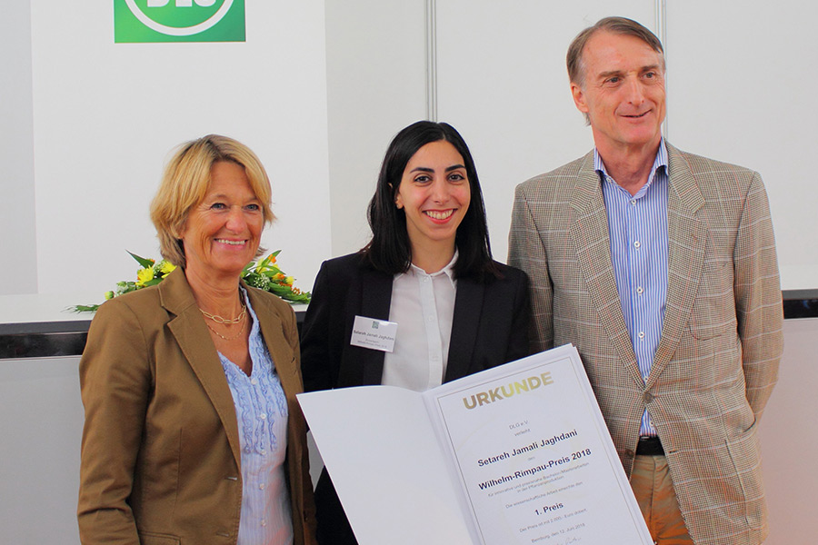 Dr. Susanne Weigand (l.) and Prof. Andreas Tiedemann (right) from the Division of Phytopathology and Crop Protection of the Georg-August-University in Göttingen congratulate Setareh Jamali Jaghdani (centre) on the award.
