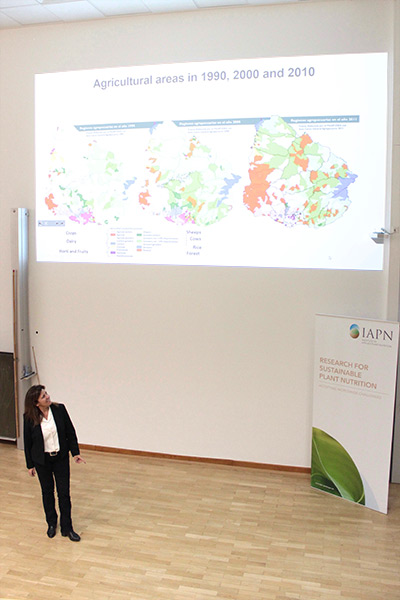 Professorin Dr. Mónica Barbazán erklärt die gravierenden Veränderungen in der uruguayischen Landwirtschaft, die ab dem Jahr 2000 begannen. (Foto: IAPN) Professorin Dr. Mónica Barbazán erklärt die gravierenden Veränderungen in der uruguayischen Landwirtschaft, die ab dem Jahr 2000 begannen. (Foto: IAPN)