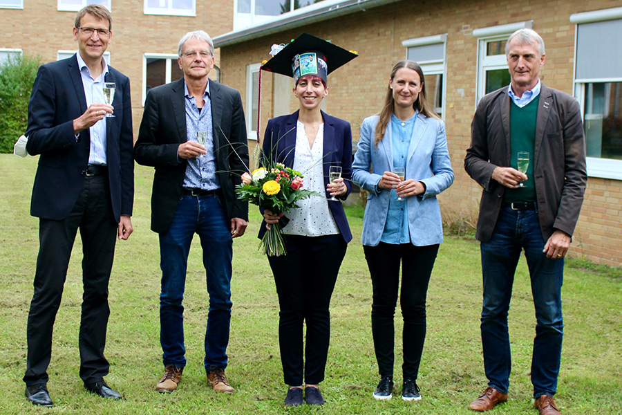 Gratulation an Setareh Jamali Jaghdani (Mitte) von Professor Dr. Klaus Dittert, dem wissenschaftlichen Leiter des IAPN, Professor Dr. Peter Jahns von der Universität Düsseldorf, Dr. Merle Tränkner, Betreuerin der Doktorarbeit, und Professor Dr. Andreas von Tiedemann von der Abteilung Pflanzenpathologie und Pflanzenschutz an der Universität Göttingen (von links nach rechts). (Foto: IAPN)