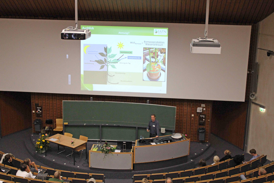 Bálint Jákli, Doktorand am IAPN, referierte über die Bedeutung von Magnesium bei der Optimierung der Wassernutzungseffizienz und der Anpassung an Trockenheit in der Pflanze. (Foto: IAPN)