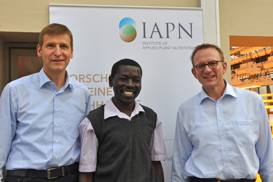 Zusammenarbeit f&uuml;r mehr Wissenstransfer:  Prof. Dr. Klaus Dittert, IAPN; Daniel Olol, Sasakawa Africa Association; Prof. Dr. Andreas Gransee, K+S KALI GmbH (v.l.n.r.). (Foto: Dach)