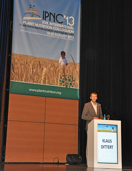 Prof. Dr. Klaus Dittert presented the state of scientific knowledge regarding the avoidance of nitrous oxide emissions when using nitrogen-based fertilizers.  (Photo: Thiel)