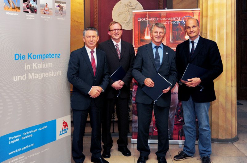 Dr. Ernst Andres, Board of Management K+S KALI GmbH, Prof. Dr. Andreas Gransee, Head of Agricultural Advisory Department K+S KALI GmbH, Prof. Dr. Kurt von Figura, President of the University of Göttingen, and Prof. Dr. Dr. Bertram Brenig, Dean of Faculty.