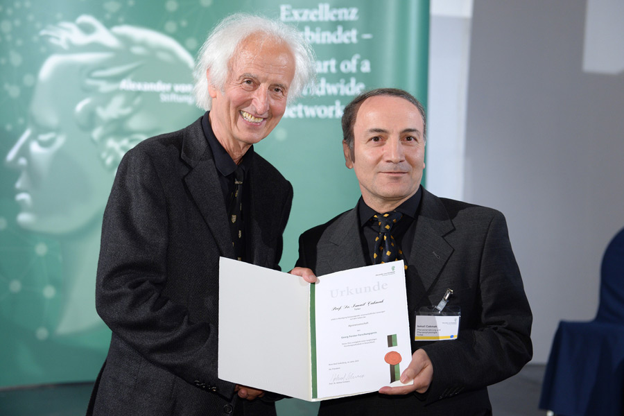 Verleihung des Georg Forster-Forschungspreises durch den  Präsidenten der Alexander von Humboldt-Stiftung, Prof. Dr. Helmut Schwarz, an Prof. Dr. Ismail Cakmak (Foto: Humboldt-Stiftung/Ausserhofer)