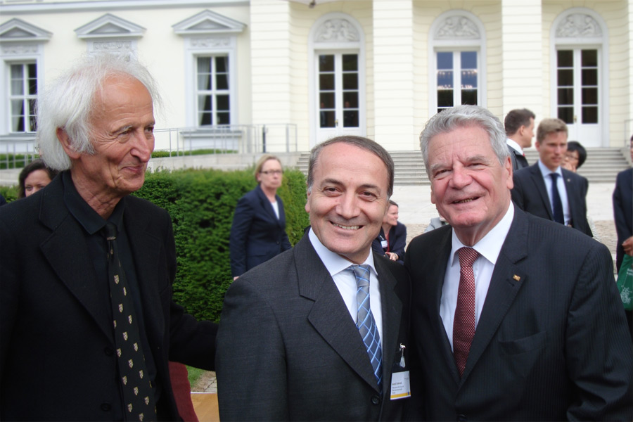 Humboldtianer zu Gast in Schloss Bellevue  (von rechts nach links): Bundespräsident Joachim Gauck, Prof. Dr. Ismail Cakmak und Prof. Dr. Helmut Schwarz, Präsident der Alexander von  Humboldt-Stiftung (Foto: IAPN)