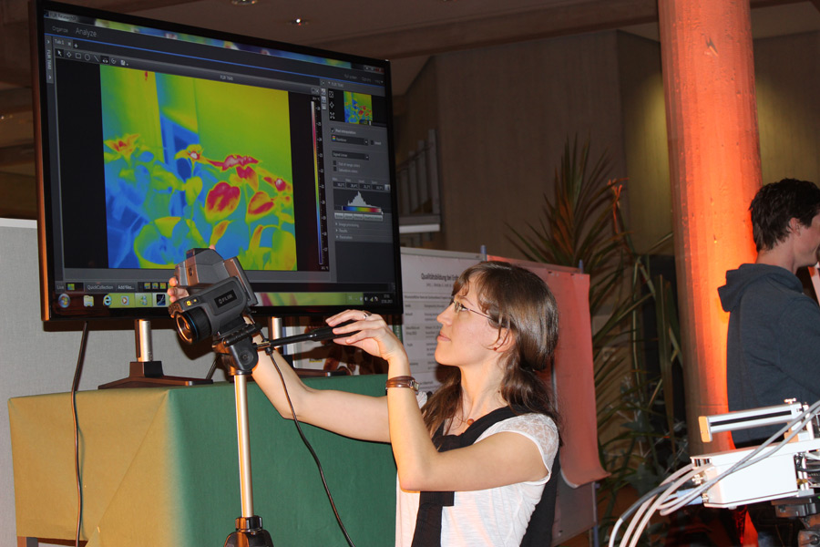 Die auf die Sonnenblumen gerichtete W&auml;rmebildkamera erzeugt auf dem Monitor ein  buntes Bild, das aufgrund der unterschiedlichen Blatttemperaturen entsteht. (Foto: IAPN)