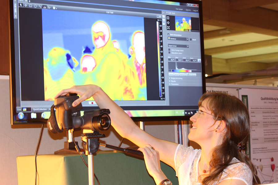 Nicht nur die Pflanzen haben unterschiedliche Temperaturen: So sieht es auf dem Monitor aus, wenn die W&auml;rmebildkamera auf die Besucher gerichtet  ist. (FOTO: IAPN)