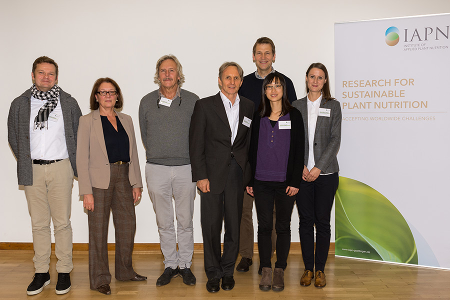 Im Dialog (von links nach rechts): Dr. Thomas Oberthür, Dr. Beate Deuker, Dr. Joachim Milz, Dr. Rolf Härdter, Prof. Dr. Klaus Dittert, Dr. Hsiao-Hang Tao und Prof. Dr. Merle Tränkner. (Foto: IAPN)