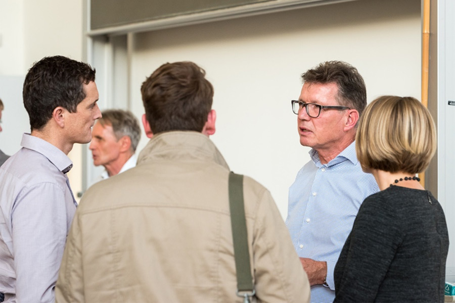 Teilnehmer im Gespräch mit Dr. Ulrich Kleine-Kleffmann. (Foto: IAPN)