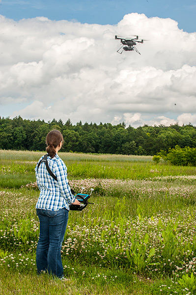Annika Lingner uses drone technology for remote sensing of grassland field trials. (Photo: Herwig)