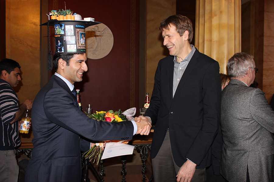 Prof. Klaus Dittert gratuliert Ershad Tavakol zur erfolgreichen Verteidigung seiner Arbeit. (Foto: IAPN)